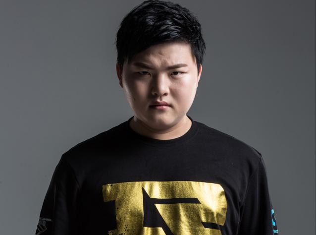 BlanK 's Black Dream 用狙击枪撕裂了 Kang Kang！TE 的进攻队伍疯狂操控！TE 1-0 EDG