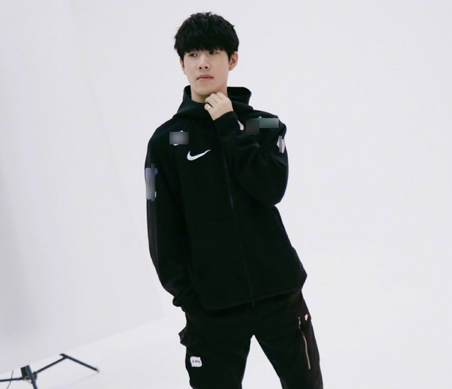 LOL移动游戏代言人王俊凯送上新年祝福：祝大家新年快乐！